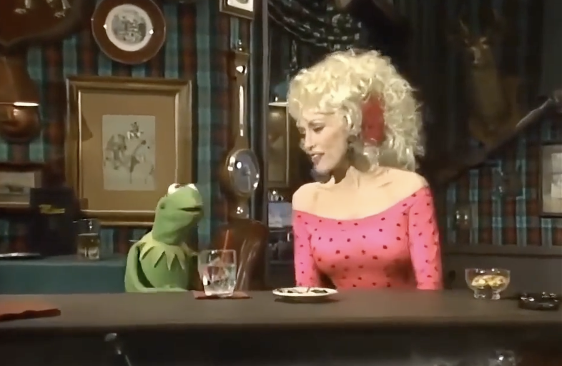 Dolly Parton singing with Kermit the frog